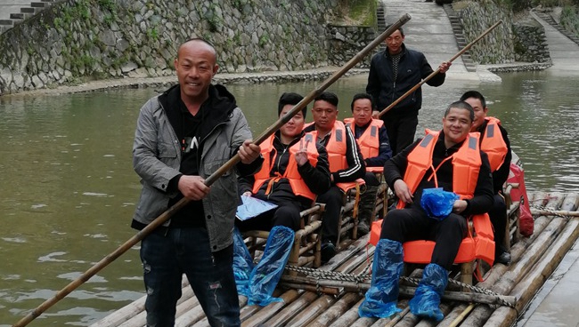 上清溪排工脫貧記清晨的上清溪沐浴在淡淡的霧氣中，遠(yuǎn)處翠綠的山林靜謐而幽美。