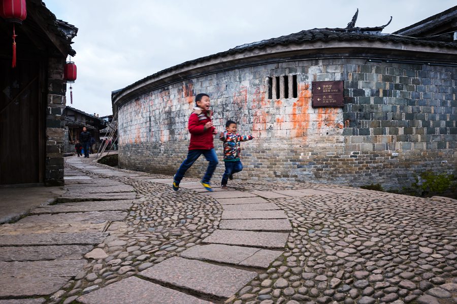 精致的建筑，精湛的工藝，濃郁的客家人文氣息，是中國客家建筑文化的經(jīng)典之作。羅道榮攝