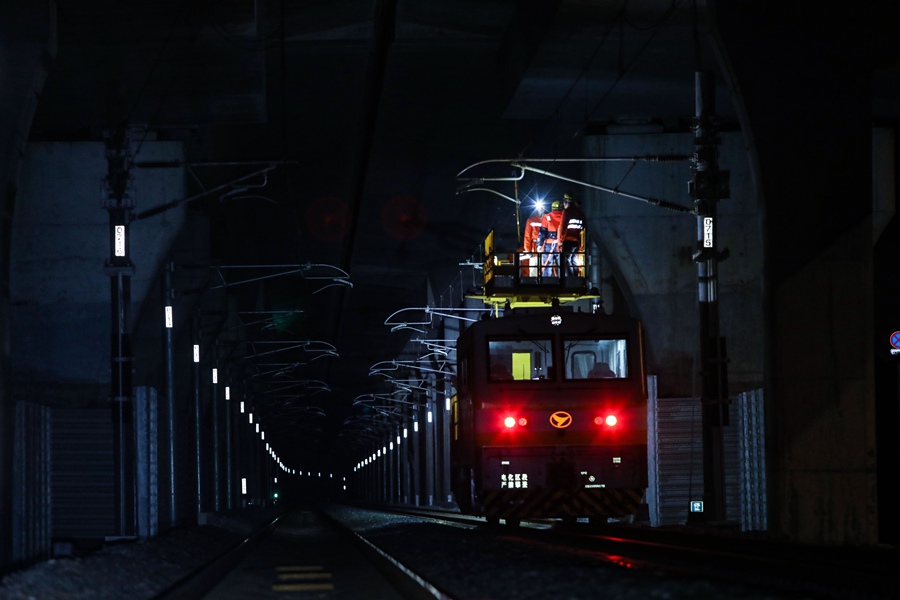 凌晨1點，在距離海面四五十米的平潭公鐵跨海大橋上，平潭供電工區(qū)工長胡朋正帶領工友們在接觸網(wǎng)上作業(yè)。李金明攝