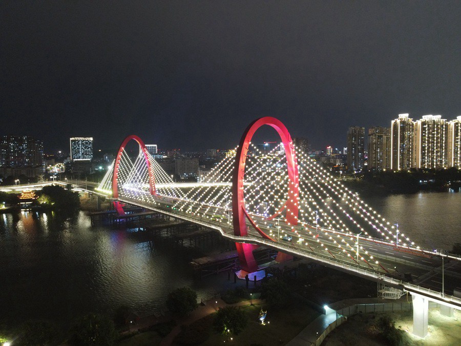 漳州芝山大橋建成通車，“時空之門”造型亮眼。中交二航局供圖