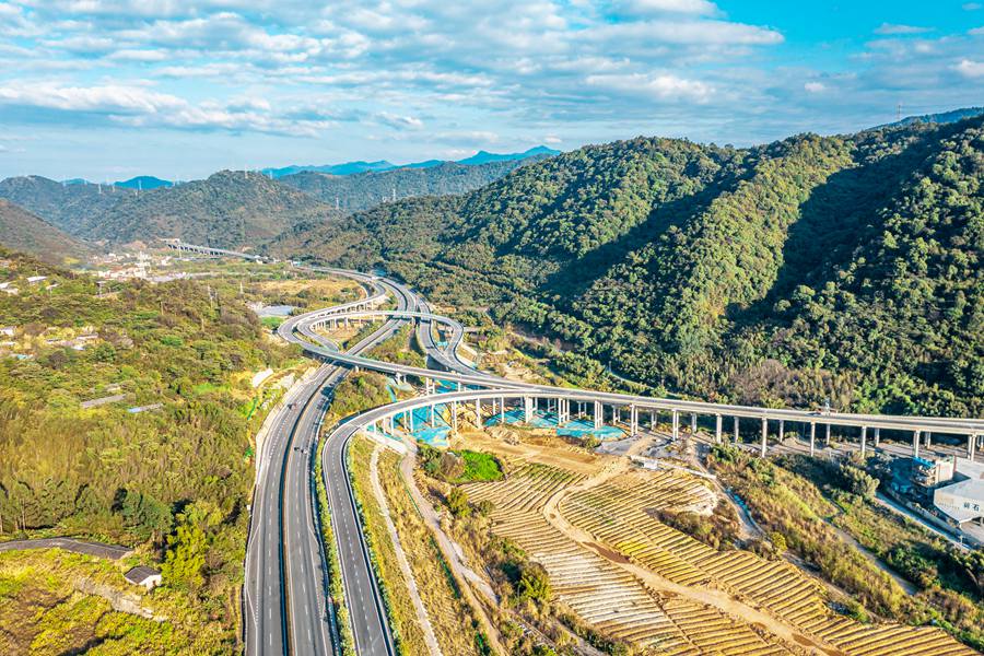 東環(huán)高速公路起于新羅區(qū)曹溪街道崎瀨村，設曹溪樞紐互通與廈蓉高速公路相連接。東環(huán)高速公路供圖