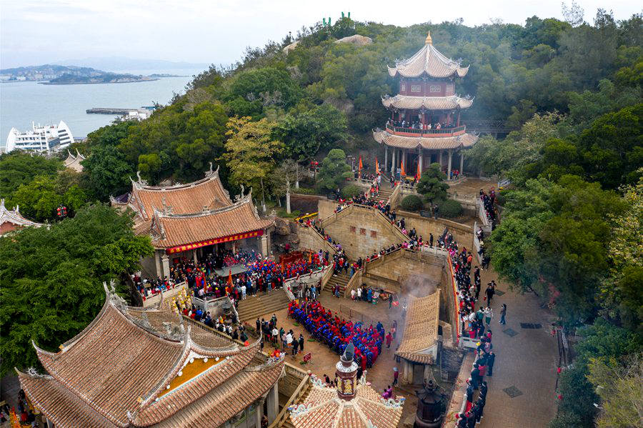 湄洲島媽祖祖廟禮炮不絕，香火彌漫。林春盛攝