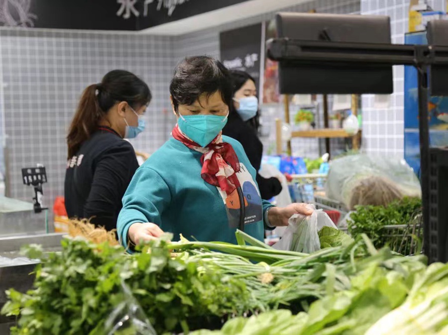 商超中，市民正在選購蔬菜。新華都泉州豐澤店供圖