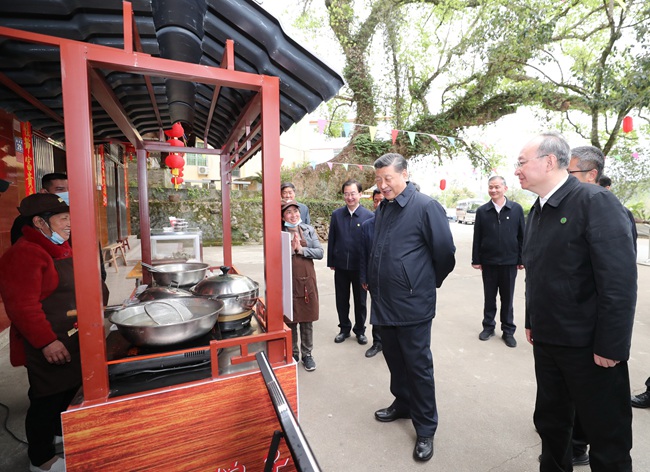 3月22日至25日，中共中央總書記、國(guó)家主席、中央軍委主席習(xí)近平在福建考察。這是23日下午，習(xí)近平在三明沙縣夏茂鎮(zhèn)俞邦村考察時(shí)，在小吃攤邊同鄉(xiāng)親們親切交談。新華社記者 王曄攝