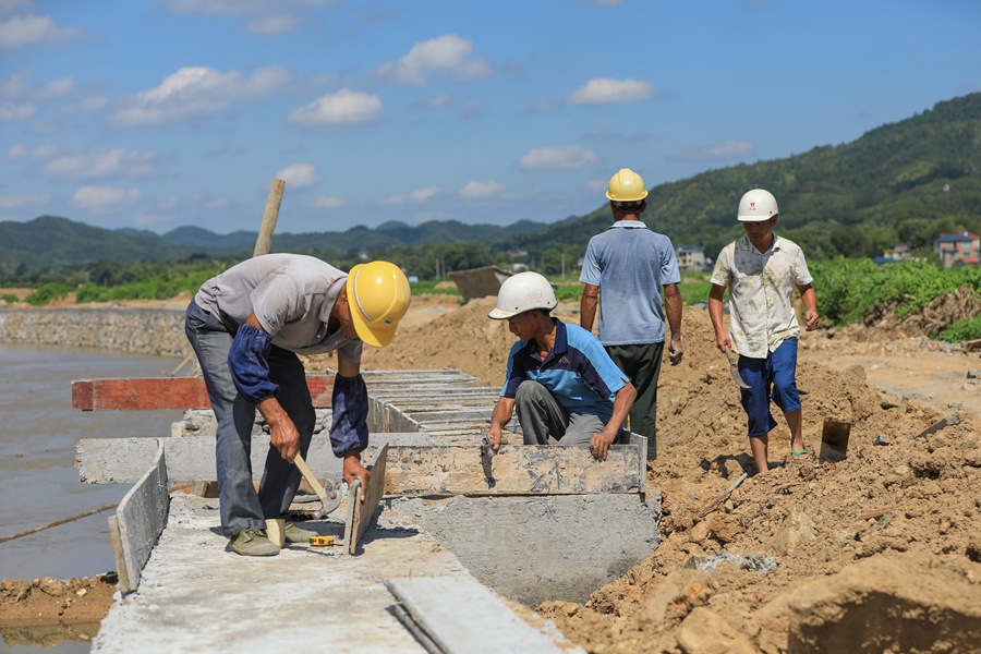 泉湖溪河道護岸壓頂層建設工作火熱開展。黃尉峰攝