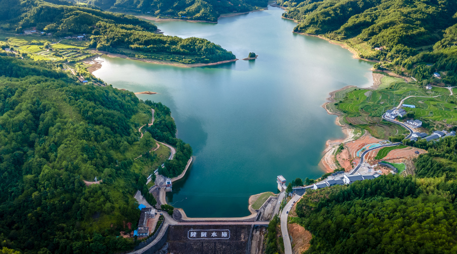 隆陂水庫(kù)旁的三明市寧化縣石壁鎮(zhèn)隆陂村，依山傍水，別致的農(nóng)家小院排列有序，整潔寬敞的瀝青路延伸到各家各戶。黃尉峰攝