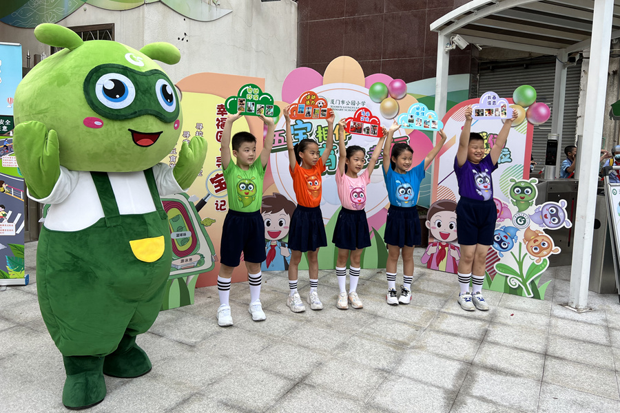 廈門市公園小學(xué)吉祥物“園寶”在校門口迎新?？聬痼迶z