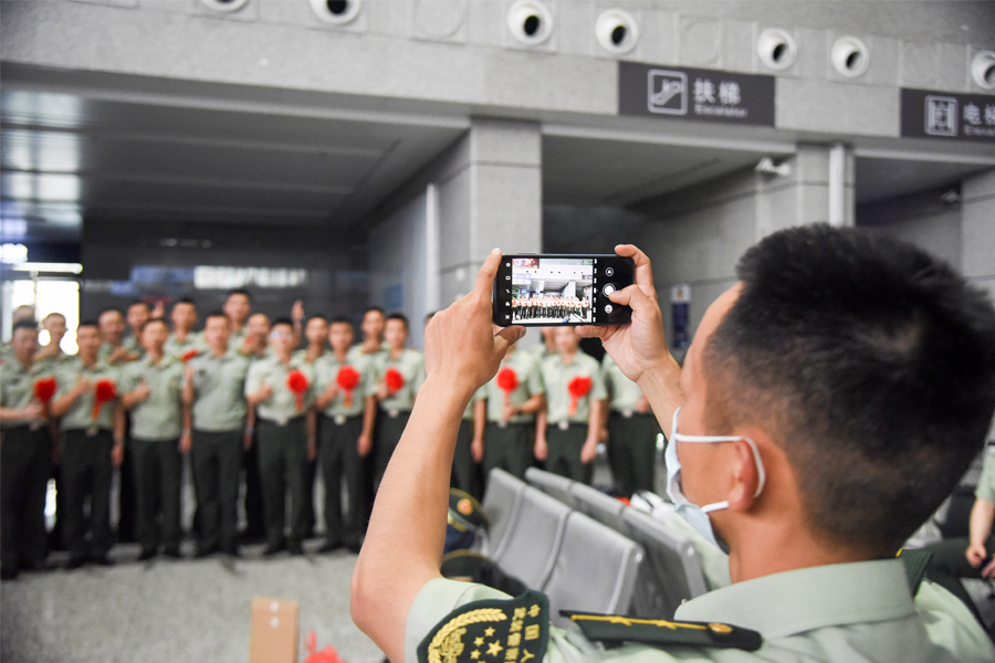 武警龍巖支隊老兵在車站合影。高銘攝