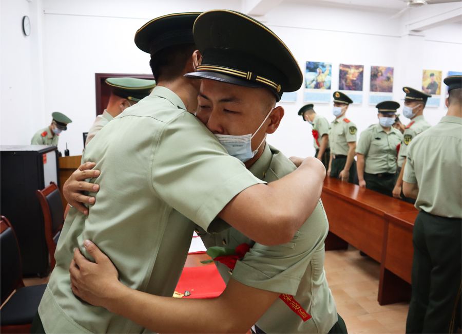 武警福州支隊退役老兵與戰(zhàn)友相擁道別。吳世杰攝