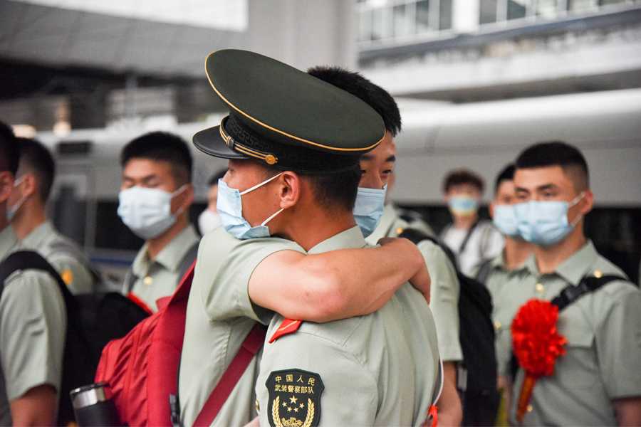 武警龍巖支隊老兵們在車站一一道別。郭大偉攝