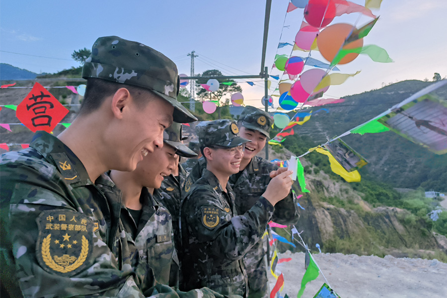 鏡頭記錄了老兵們千百個日日夜夜、無數(shù)個激情燃燒的瞬間。曾鵬飛攝