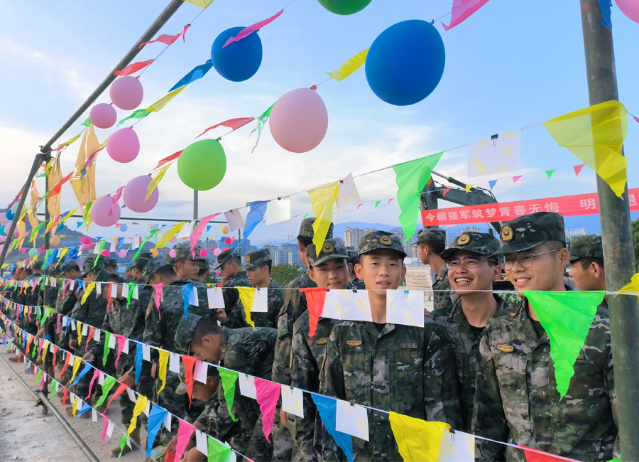 500余張“最美軍旅照”記錄了老兵們千百個日日夜夜。曾鵬飛攝