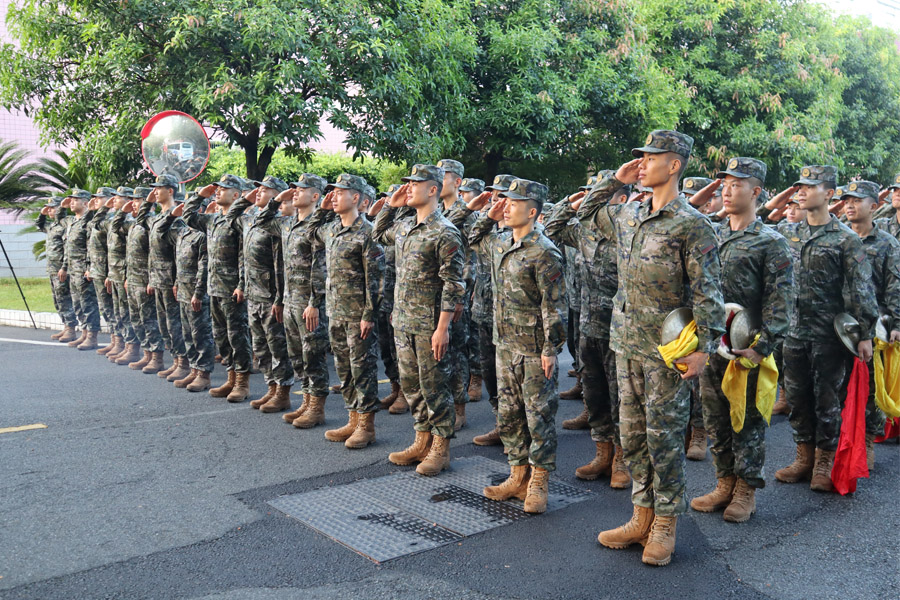 戰(zhàn)友為退役老兵送上最后一個軍禮。吳世杰攝