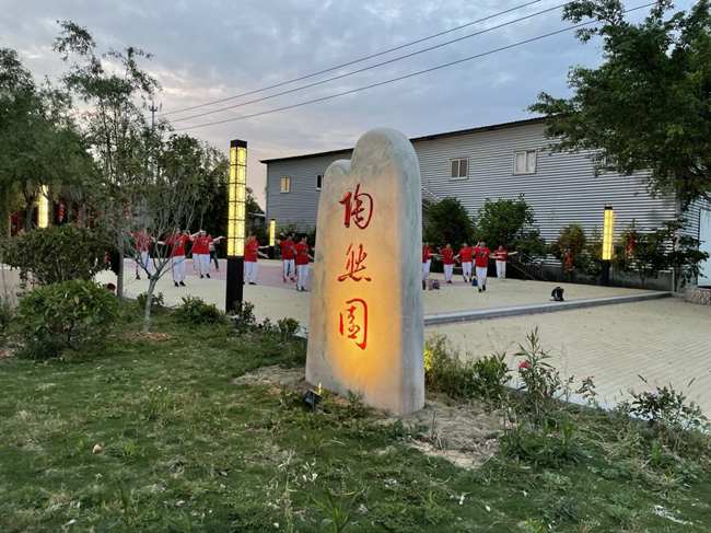 口袋公園陶然園內(nèi)，僑民正跳著廣場舞。福清東閣華僑農(nóng)場供圖