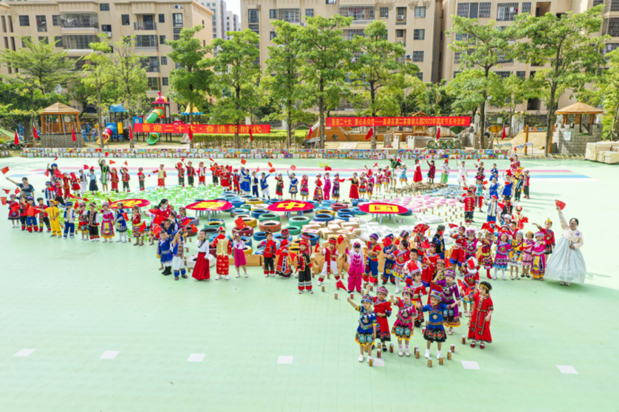 泉州市泉港區(qū)第二實(shí)驗(yàn)幼兒園的萌娃們身著民族服裝，與老師們共同繪制百米畫卷，表達(dá)對祖國母親的愛?？裸懚?、施惠清攝