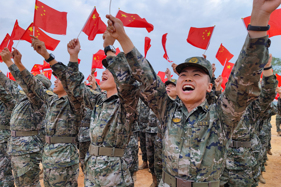 武警第二機(jī)動總隊(duì)某支隊(duì)組織開展“我與國旗合個影”等活動，向祖國母親真情告白。薛東東攝