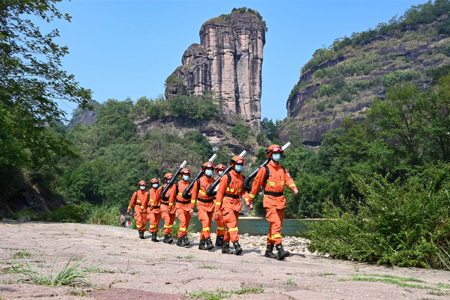 武夷山市森林消防大隊指戰(zhàn)員們在玉女峰景區(qū)開展防火專項行動。陳昊燊攝