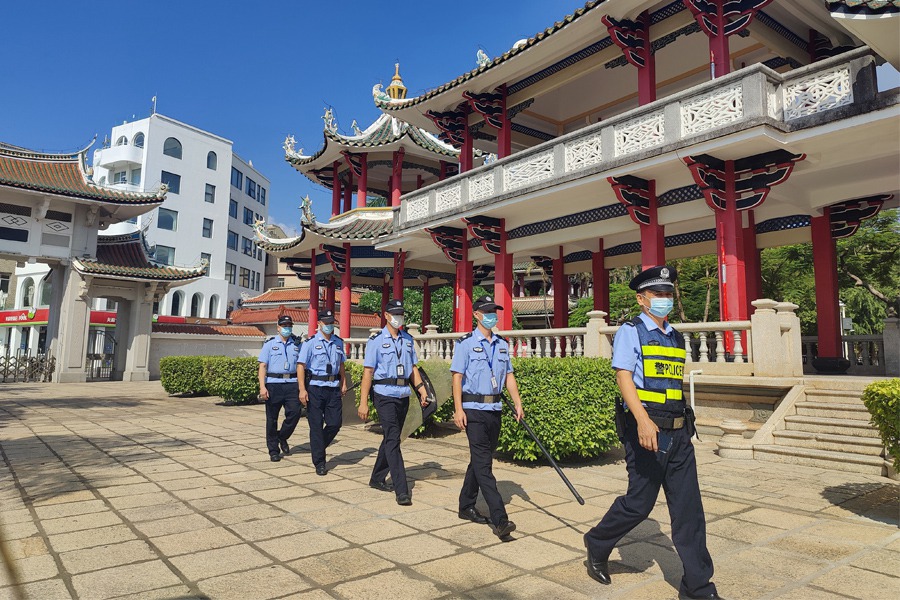 民警輔警在廈門集美區(qū)龍舟池附近、嘉庚紀念館及鰲園周邊巡邏。廈門市公安局集美分局供圖