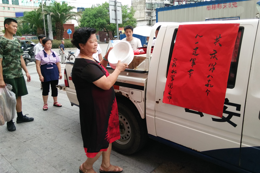 伍夏云等人走訪慰問(wèn)消防大隊(duì)。邵武市婦女擁軍協(xié)會(huì)供圖