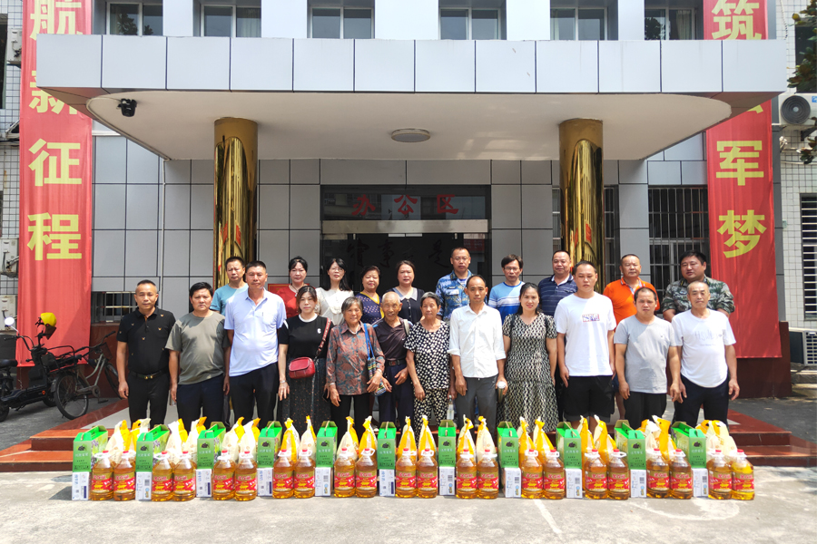 邵武市婦女擁軍協(xié)會(huì)慰問(wèn)現(xiàn)役軍人家屬。邵武市婦女擁軍協(xié)會(huì)供圖