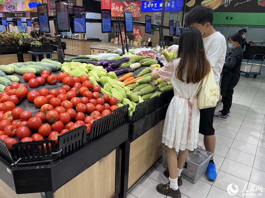 福州蔬菜、肉、蛋等生活必需品貨源充足、供應(yīng)平穩(wěn)。人民網(wǎng) 錢(qián)嘉禾攝