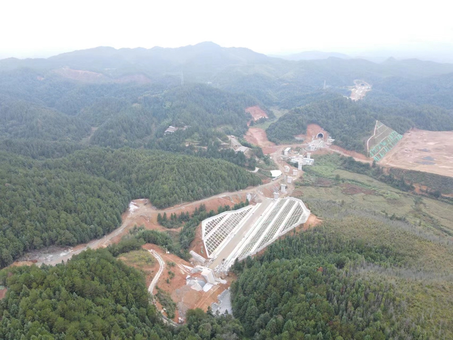 龍龍鐵路福建段最長隧道貫通。林濤攝