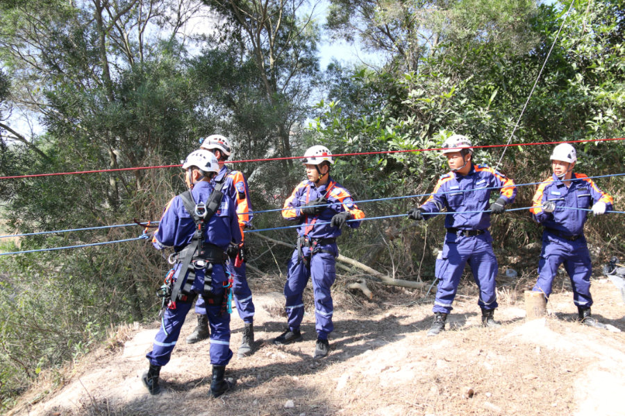 救援隊利用繩索搭建橫渡系統(tǒng)。廈門市應(yīng)急管理局供圖