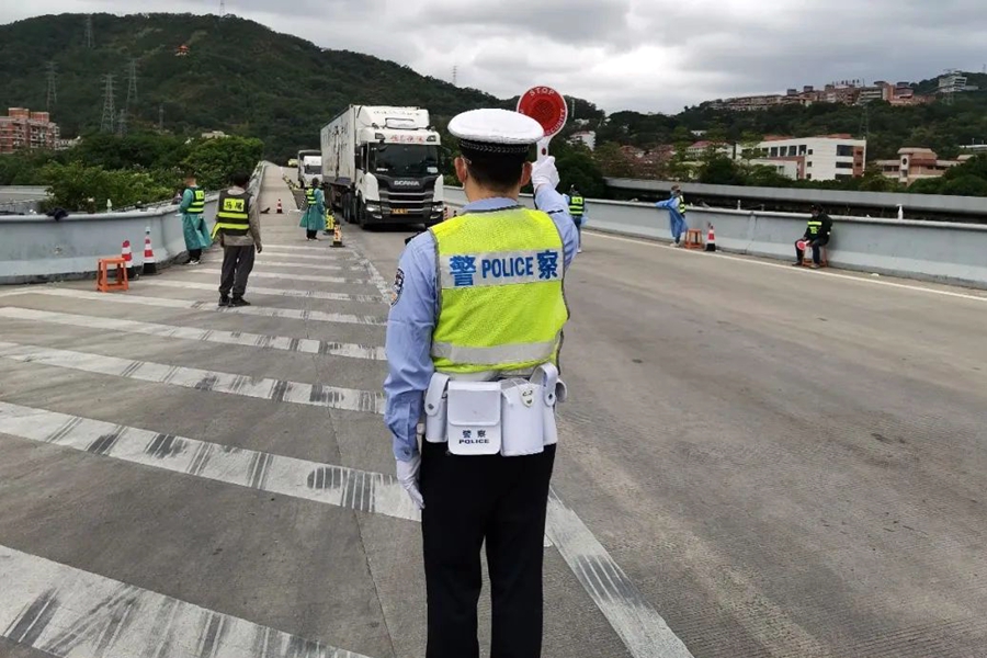 馬尾交警引導(dǎo)車輛檢查。福州市公安局供圖