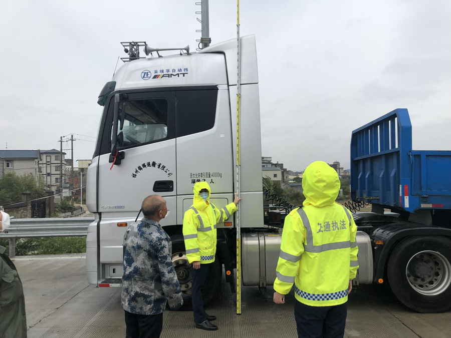 執(zhí)法員對申請大件運輸許可車輛外廓尺寸進行現(xiàn)場勘驗。福建省交通運輸綜合保障服務(wù)中心供圖