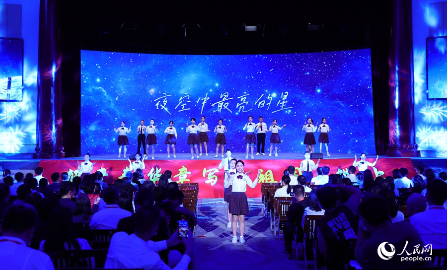 廈門六中合唱團(tuán)演唱《夜空中最亮的星》致敬航天英雄弘揚(yáng)航天精神。人民網(wǎng) 陳永整攝