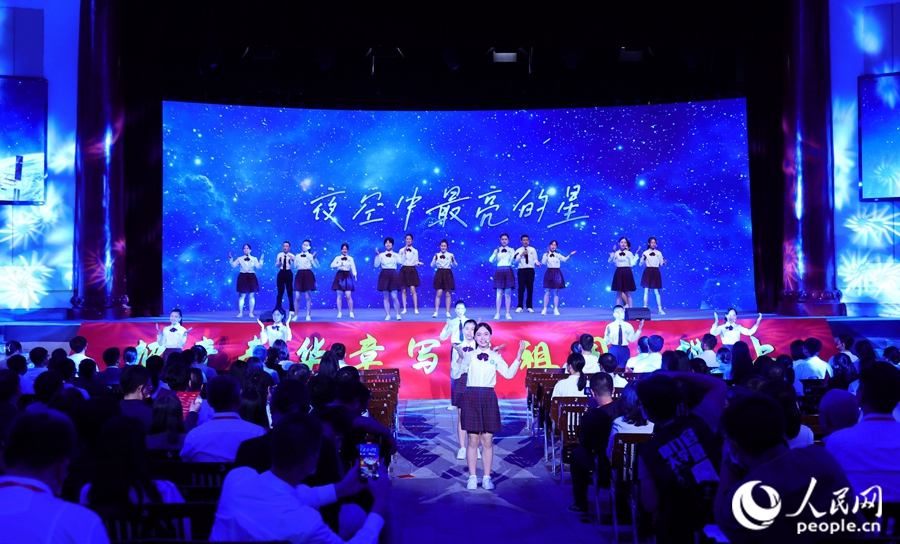 廈門六中合唱團(tuán)演唱歌曲《夜空中最亮的星》。人民網(wǎng) 陳永整攝