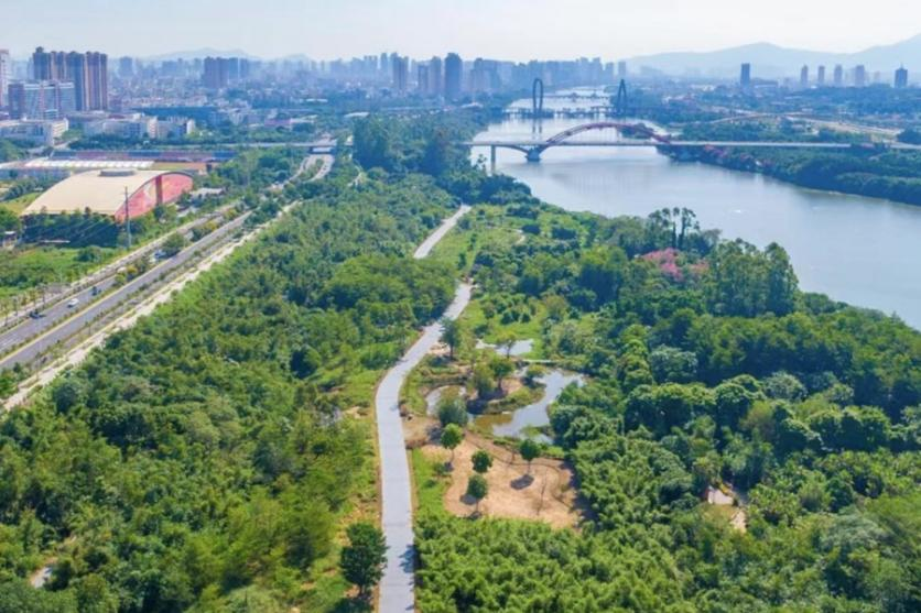 九龍江西溪北岸城市生態(tài)廊道風(fēng)景。漳州市住建局供圖