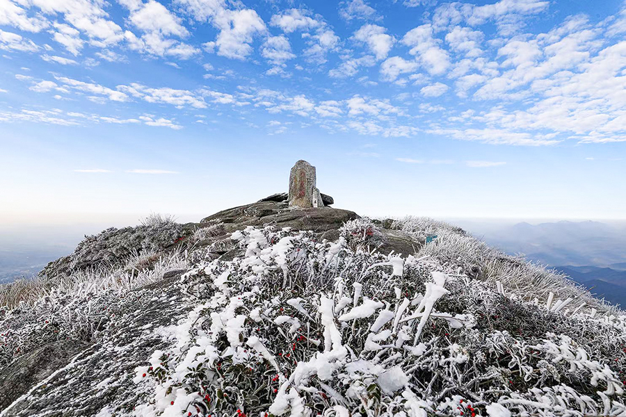 1.金鐃山漫山遍野銀裝素裹。楊慶華攝