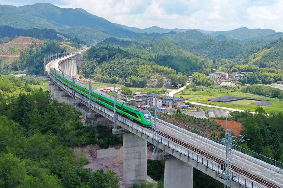 泉鐵路清泉段試運行列車經(jīng)過元山車站雙線特大橋。張海根攝