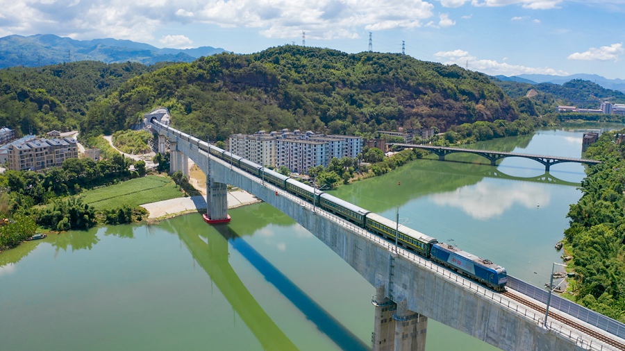 興泉鐵路清泉段試運行列車經(jīng)過沙溪特大橋。張海根攝