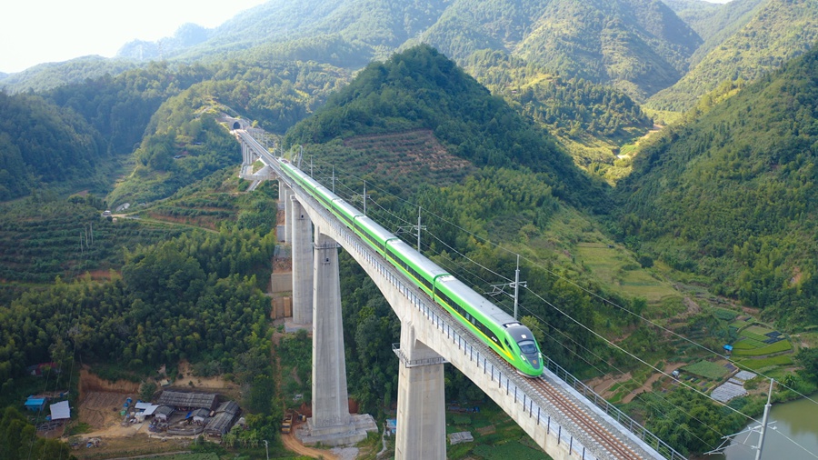 興泉鐵路清泉段試運行列車駛過華興均溪特大橋（資料圖）。張海根攝