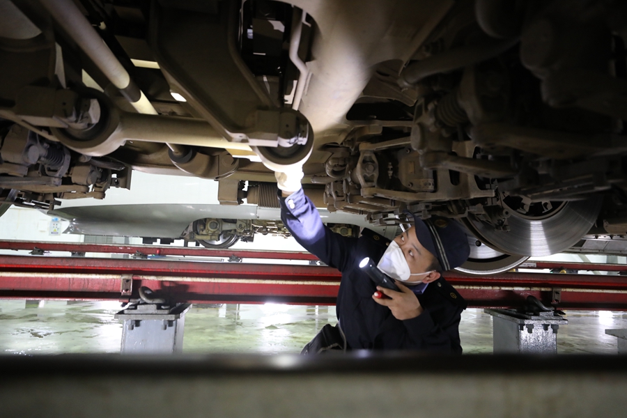 3.動車機(jī)械師正在檢修動車組牽引組件。福州動車段供圖