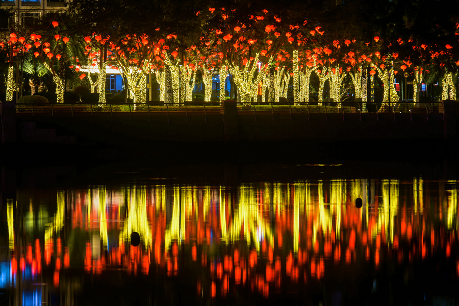 廈門(mén)海滄的紅燈籠與倒影交映成畫(huà)。卓中豪攝