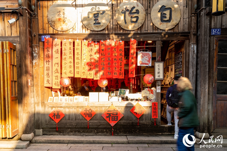 除夕將至，年貨“氣氛組”紛紛上線。康磊攝