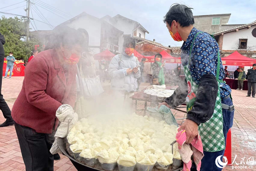 傳統(tǒng)蒸糕新鮮出爐。人民網(wǎng) 林盈攝