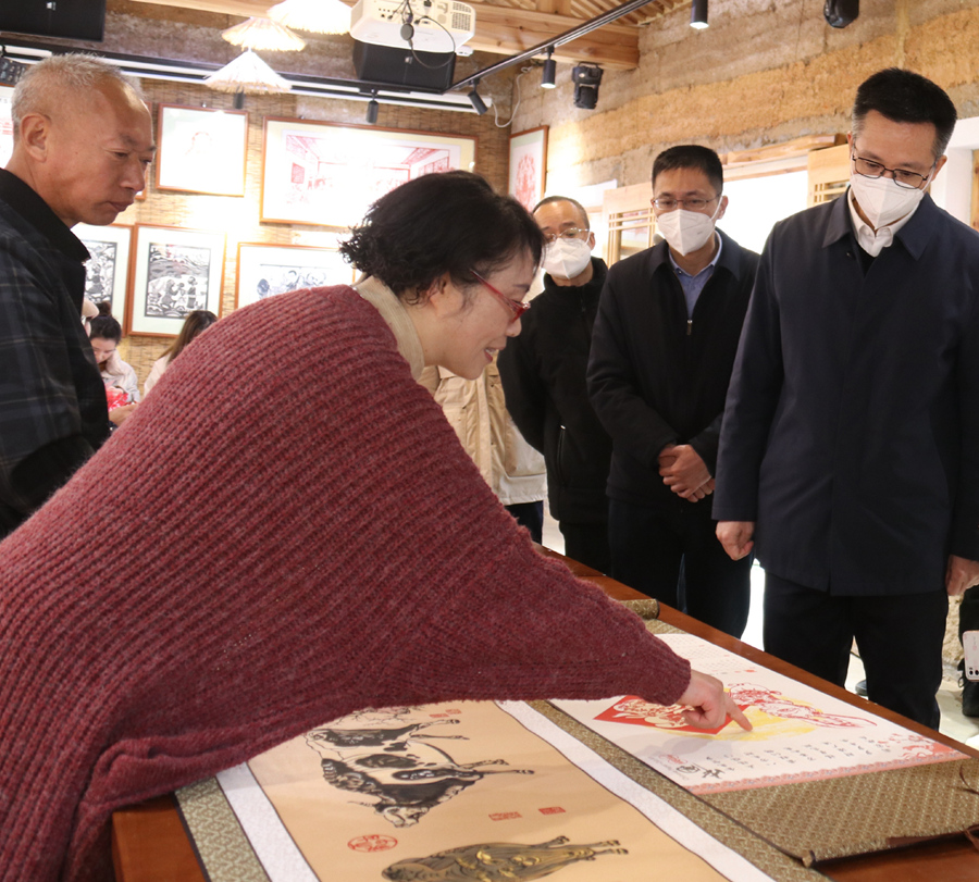 張曉容在靴嶺尾村大師剪紙館，調(diào)研柘榮剪紙傳承和創(chuàng)新情況，慰問(wèn)柘榮剪紙傳承人孔春霞。游艷攝