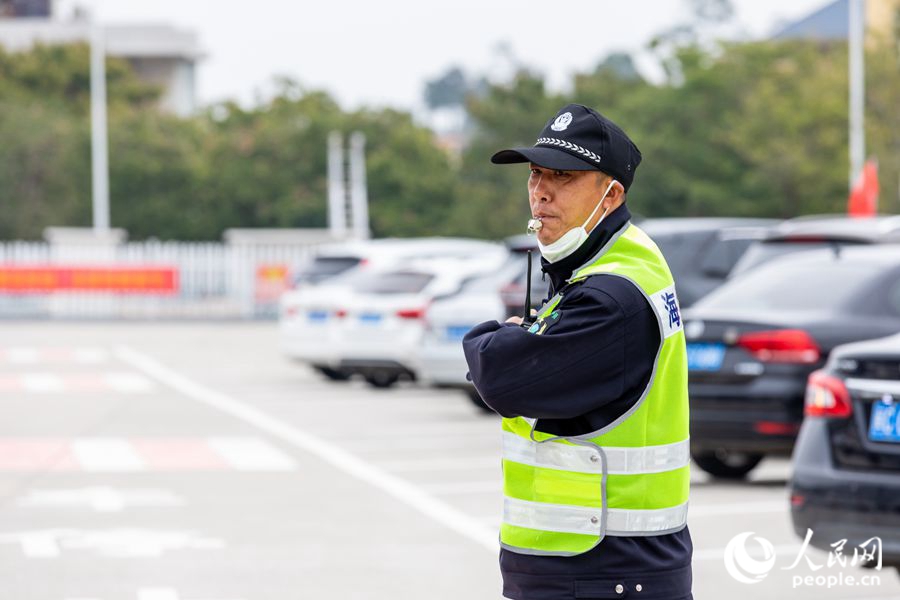 保安大哥正在指揮車輛有序進(jìn)入服務(wù)區(qū)?？道跀z