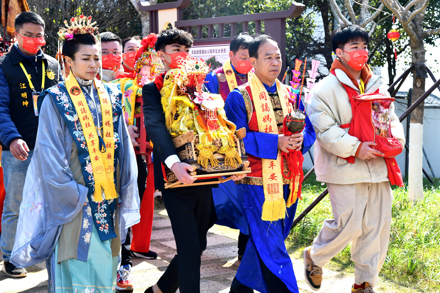 兩岸同胞祈福游春。湄洲媽祖祖廟供圖