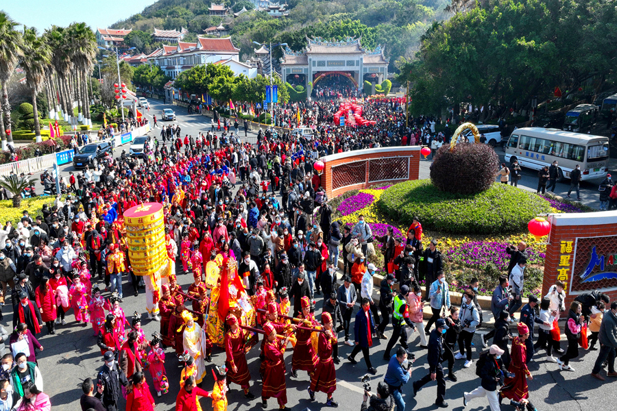 媽祖敬仰者夾道恭迎媽祖金身。湄洲媽祖祖廟供圖