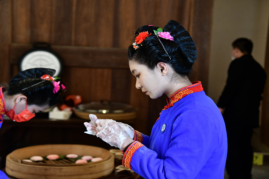 臺胞體驗非遺項目。湄洲媽祖祖廟供圖