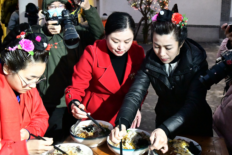 兩岸同胞共煮平安面。湄洲媽祖祖廟供圖