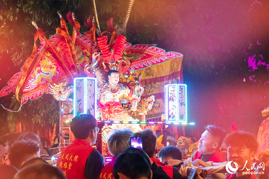 “游神”祈求“風(fēng)調(diào)雨順，合境平安”，元宵節(jié)前后最為熱鬧。人民網(wǎng) 焦艷攝