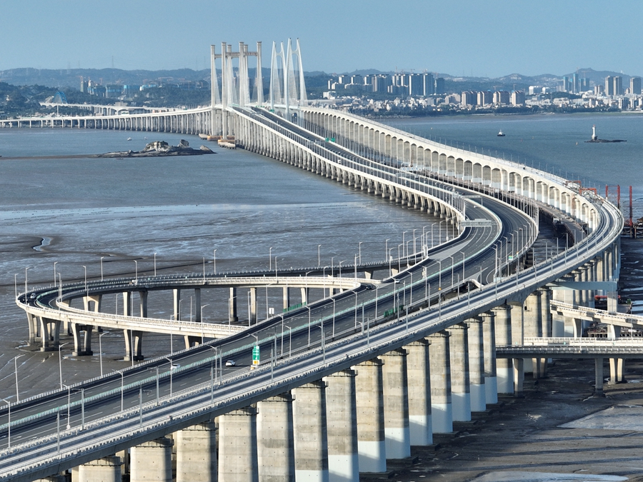 福廈高鐵建成通車后，福州、廈門將實(shí)現(xiàn)“一小時(shí)生活圈”，廈門、漳州、泉州等地形成“半小時(shí)交通圈”，東南沿海城市群將串聯(lián)起一條“黃金旅游帶”。中交二航局供圖