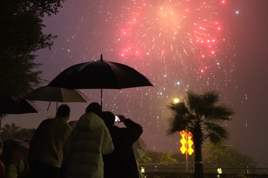 市民撐傘冒雨前來(lái)觀賞煙花。馬尾區(qū)融媒體中心供圖