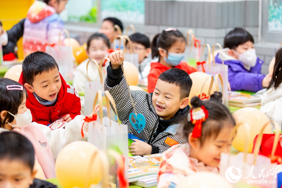 開學首日，福州市鼓樓第一中心小學的同學們收到新年禮物。康磊攝